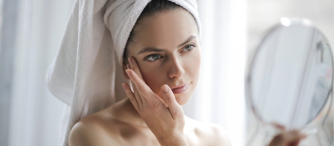 Pelle spenta, macchie, disidratazione: ecco la beauty routine autunnale