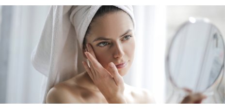 Pelle spenta, macchie, disidratazione: ecco la beauty routine autunnale