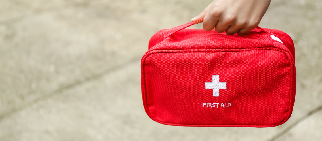 Kit di pronto soccorso estivo: cosa portare sempre con te